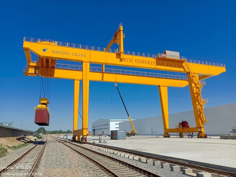 GJM41t32m集裝箱門式起重機